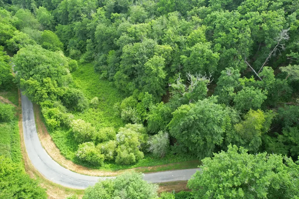 Vue aérienne réelle du terrain du Camping LA RESSOURCE